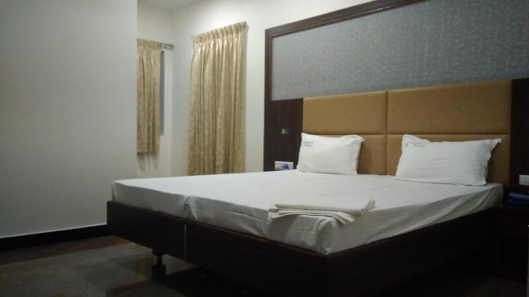 Famous Residency Hotel Tiruchirappalli Ngoại thất bức ảnh
